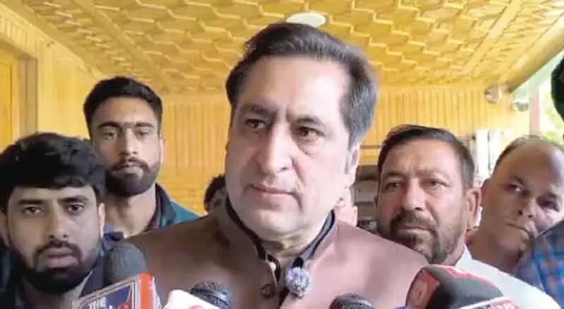 Srinagar, सज्जाद लोन ने सीमावर्ती क्षेत्रों का दौरा किया Srinagar, सज्जाद लोन ने सीमावर्ती क्षेत्रों का दौरा किया