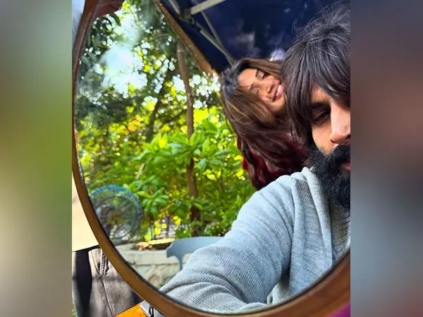 Kartik Aaryan ने अपनी आगामी रोमांटिक फिल्म के शेड्यूल रैप से श्रीलीला के साथ एक मनमोहक तस्वीर साझा की Kartik Aaryan ने अपनी आगामी रोमांटिक फिल्म के शेड्यूल रैप से श्रीलीला के साथ एक मनमोहक तस्वीर साझा की