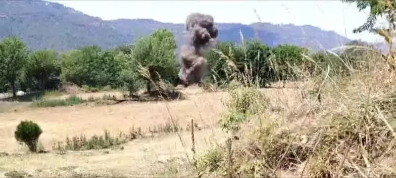 Rajouri में जिंदा गोले हटाने का अभियान जारी: सेना और पुलिस Rajouri में जिंदा गोले हटाने का अभियान जारी: सेना और पुलिस