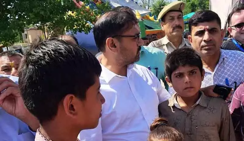 FCS&CA मंत्री ने राहत शिविरों का दौरा कर विस्थापितों से मुलाकात की FCS&CA मंत्री ने राहत शिविरों का दौरा कर विस्थापितों से मुलाकात की