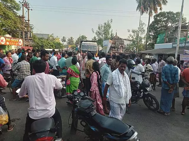 सबपारा उत्सव के दौरान दो समूहों के बीच झड़प: सड़क जाम सबपारा उत्सव के दौरान दो समूहों के बीच झड़प: सड़क जाम