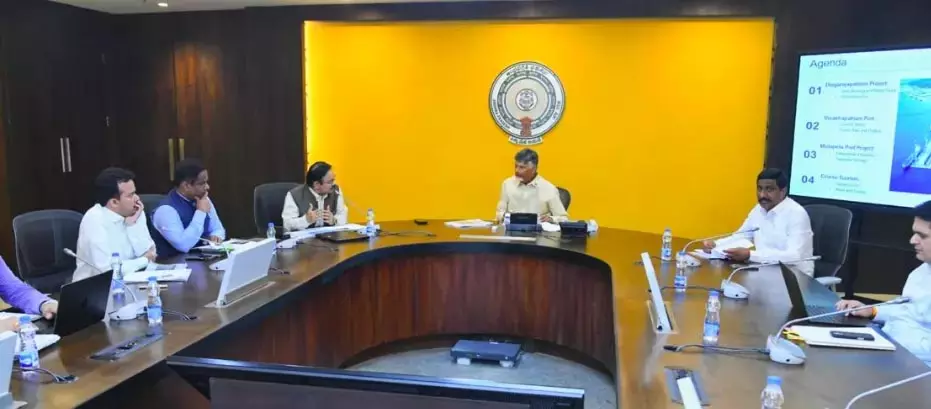 CM नायडू ने बंदरगाह आधारित अर्थव्यवस्था विकसित करने के लिए रणनीतिक योजना की घोषणा की CM नायडू ने बंदरगाह आधारित अर्थव्यवस्था विकसित करने के लिए रणनीतिक योजना की घोषणा की