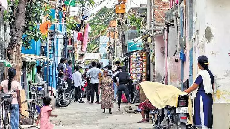 NEW DELHI: मद्रासी कैंप के निवासी बोले: सामान समेटकर कैसे जाएं? NEW DELHI: मद्रासी कैंप के निवासी बोले: सामान समेटकर कैसे जाएं?