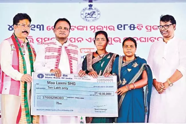 महिलाएं प्रगति के रथ का पहिया हैं : CM Majhi महिलाएं प्रगति के रथ का पहिया हैं : CM Majhi