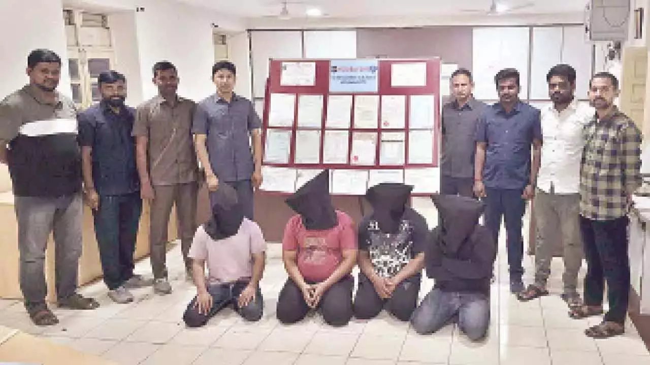 Hyderabad पुलिस ने फर्जी प्रमाण पत्र बनाने वाले गिरोह का भंडाफोड़ किया, शहर में 4 गिरफ्तार Hyderabad पुलिस ने फर्जी प्रमाण पत्र बनाने वाले गिरोह का भंडाफोड़ किया, शहर में 4 गिरफ्तार