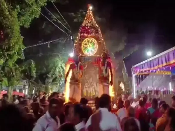 Tamil: रामेश्वरम के गोविंदन मंदिर में पटाखों का उत्सव मनाया गया Tamil: रामेश्वरम के गोविंदन मंदिर में पटाखों का उत्सव मनाया गया