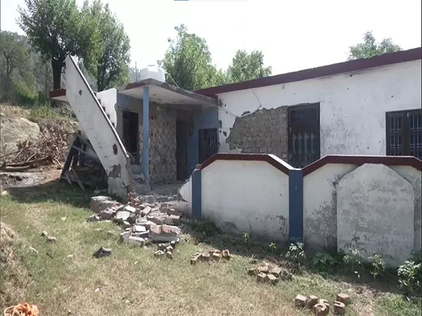 Pak की गोलाबारी के कारण नौशेरा में नागरिकों के घर क्षतिग्रस्त, स्थानीय लोगों ने मुआवजे की मांग की Pak की गोलाबारी के कारण नौशेरा में नागरिकों के घर क्षतिग्रस्त, स्थानीय लोगों ने मुआवजे की मांग की