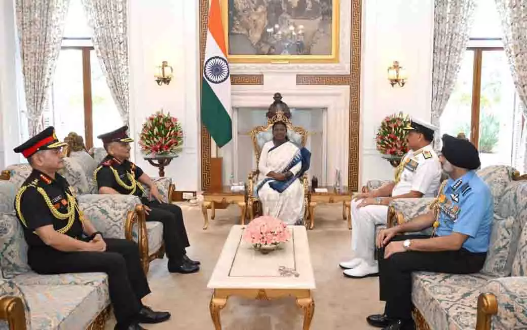 राष्ट्रपति से मिले CDS और तीनों सेना प्रमुख...सीजफायर के बाद CCS की पहली बैठक भी शुरू राष्ट्रपति से मिले CDS और तीनों सेना प्रमुख...सीजफायर के बाद CCS की पहली बैठक भी शुरू