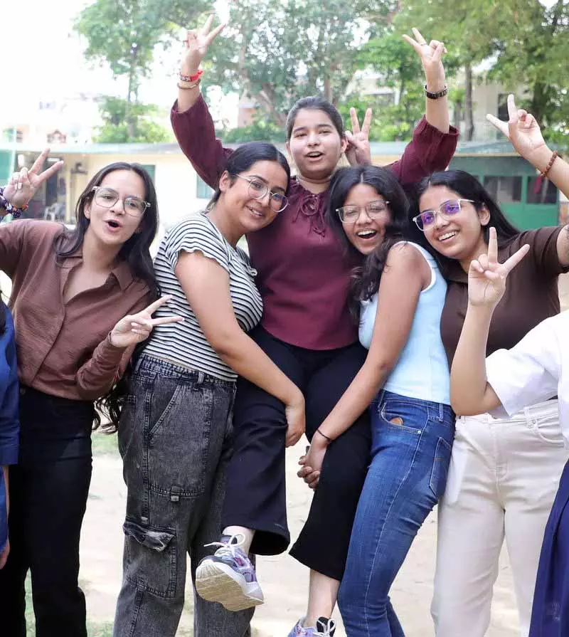 त्रिशा, रिशमप्रीत CBSE कक्षा 12वीं में जिला टॉपर, अदा ने 99.8% के साथ कक्षा 10 में टॉप किया त्रिशा, रिशमप्रीत CBSE कक्षा 12वीं में जिला टॉपर, अदा ने 99.8% के साथ कक्षा 10 में टॉप किया
