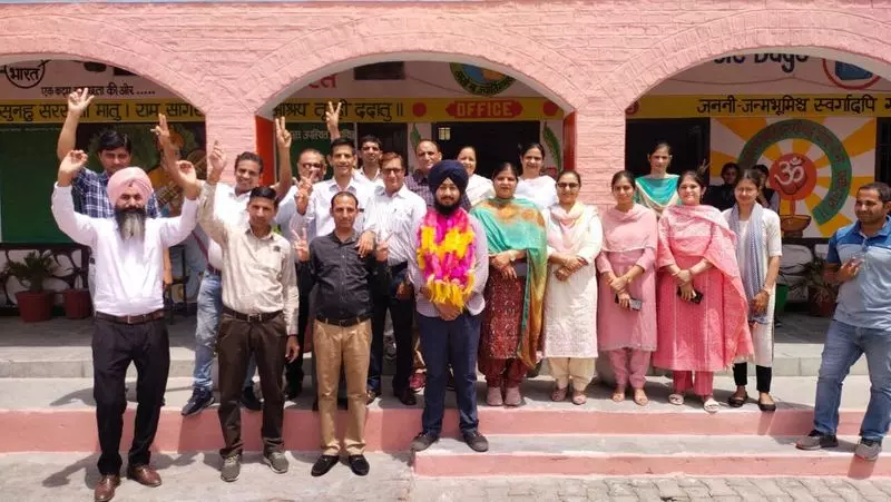 Haryana : सरकारी स्कूल के स्टार अर्पणदीप ने हरियाणा बोर्ड की 12वीं की परीक्षा में टॉप किया Haryana : सरकारी स्कूल के स्टार अर्पणदीप ने हरियाणा बोर्ड की 12वीं की परीक्षा में टॉप किया