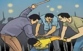 Bareilly: दबंगों ने विहिप लिखी कार से उतरते ही युवक पर बोला हमला Bareilly: दबंगों ने विहिप लिखी कार से उतरते ही युवक पर बोला हमला