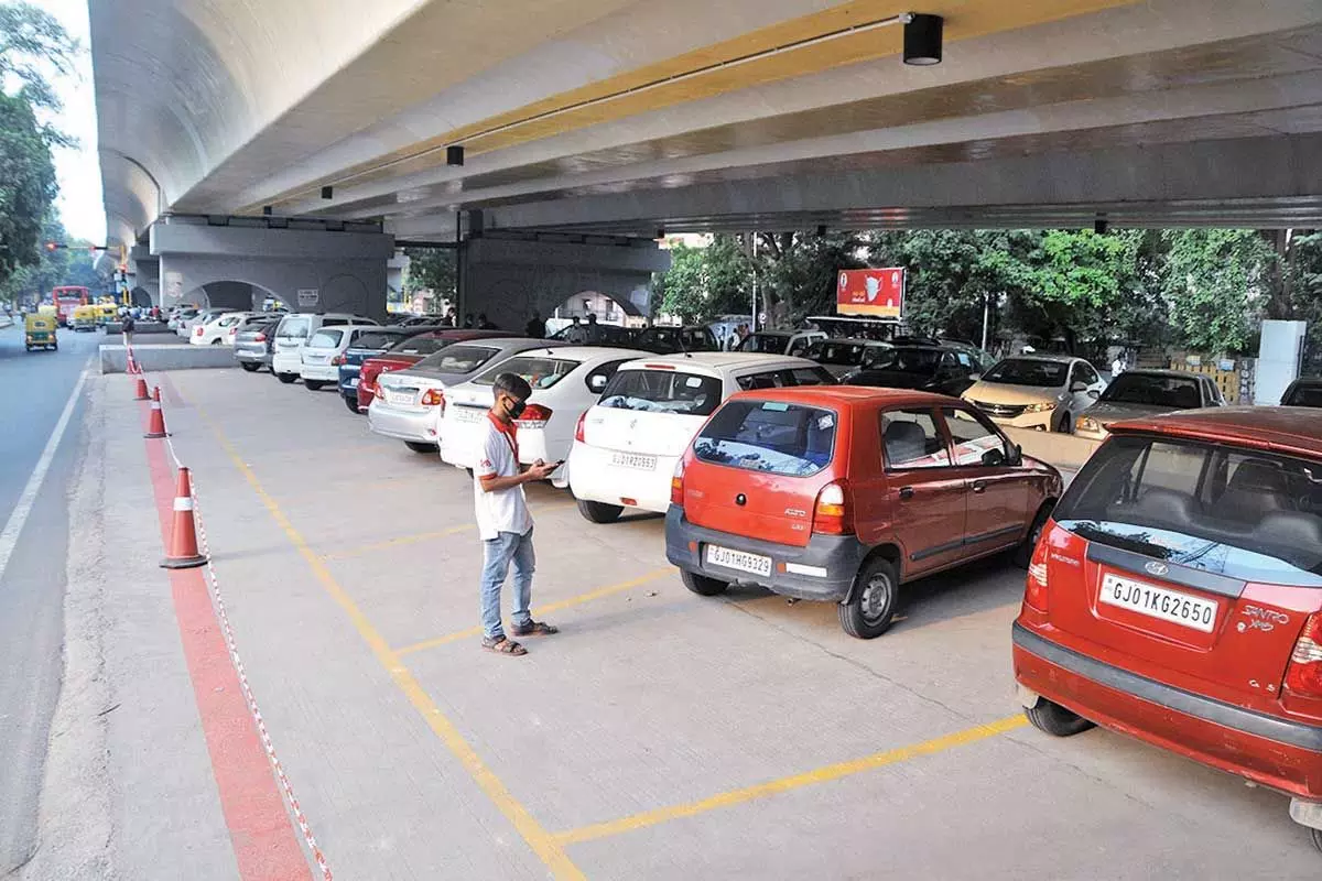 Bareilly: पार्किंग न होने पर सख्ती, बैंक्वेट हॉल और बारातघर पर गिरेगा ताला Bareilly: पार्किंग न होने पर सख्ती, बैंक्वेट हॉल और बारातघर पर गिरेगा ताला
