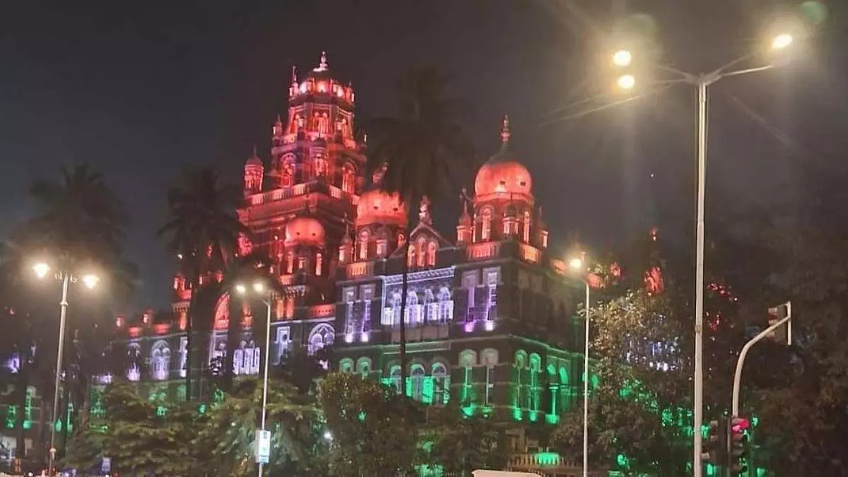 मुंबई : ऑपरेशन सिंदूर की जीत के सम्मान में CSMT को तिरंगे से रोशन किया गया मुंबई : ऑपरेशन सिंदूर की जीत के सम्मान में CSMT को तिरंगे से रोशन किया गया