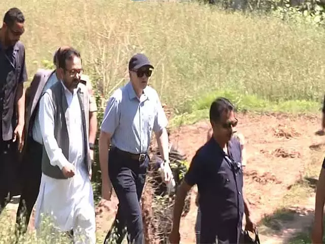 J&K : उमर अब्दुल्ला की गोलाबारी से पीड़ित लोगों से चर्चा J&K : उमर अब्दुल्ला की गोलाबारी से पीड़ित लोगों से चर्चा