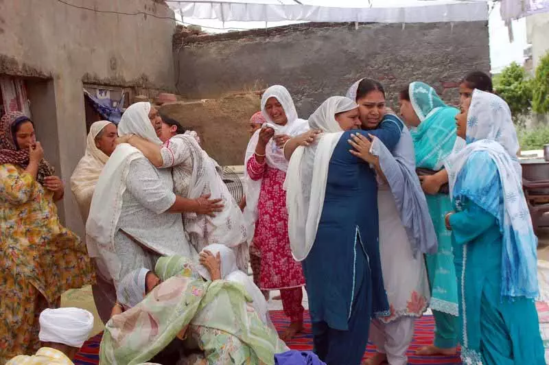 Amritsar शराब त्रासदी, मुख्य आरोपी, लुधियाना के दो व्यापारियों सहित 11 गिरफ्तार Amritsar शराब त्रासदी, मुख्य आरोपी, लुधियाना के दो व्यापारियों सहित 11 गिरफ्तार
