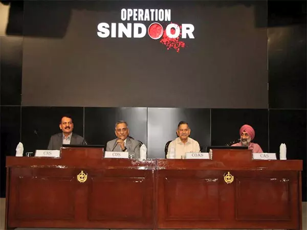 CDS ने सेना, नौसेना और वायु सेना प्रमुखों के साथ मिलकर ऑपरेशन सिंदूर के सफल संचालन पर परिप्रेक्ष्य प्रस्तुत किया CDS ने सेना, नौसेना और वायु सेना प्रमुखों के साथ मिलकर ऑपरेशन सिंदूर के सफल संचालन पर परिप्रेक्ष्य प्रस्तुत किया