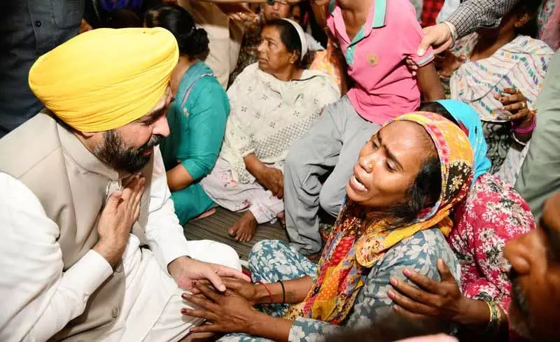 Amritsar शराब त्रासदी, इलाके में शराब की दुकानें बंद होने के बाद तस्करों ने अपना काम शुरू Amritsar शराब त्रासदी, इलाके में शराब की दुकानें बंद होने के बाद तस्करों ने अपना काम शुरू