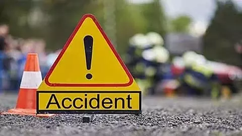 गुना में मंदिर के पास बाइक अनियंत्रित होकर दुर्घटनाग्रस्त होने से 1 की मौत, 4 घायल गुना में मंदिर के पास बाइक अनियंत्रित होकर दुर्घटनाग्रस्त होने से 1 की मौत, 4 घायल
