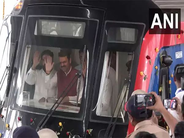 Maharashtra CM ने उपमुख्यमंत्री अजीत पवार और एकनाथ शिंदे के साथ मेट्रो रूट नौ का तकनीकी निरीक्षण किया Maharashtra CM ने उपमुख्यमंत्री अजीत पवार और एकनाथ शिंदे के साथ मेट्रो रूट नौ का तकनीकी निरीक्षण किया