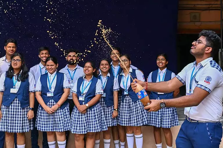 CBSE परीक्षा में ट्विन सिटी के छात्रों का जलवा, टॉपरों को 99 प्रतिशत से अधिक अंक CBSE परीक्षा में ट्विन सिटी के छात्रों का जलवा, टॉपरों को 99 प्रतिशत से अधिक अंक