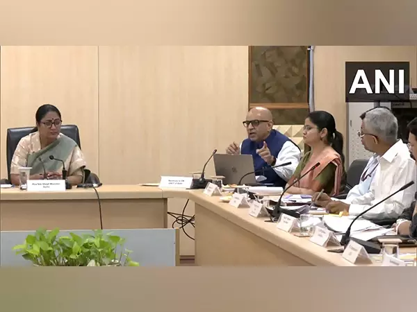 Delhi CM ने दिल्ली सचिवालय में जन शिकायत निवारण पर समीक्षा बैठक की Delhi CM ने दिल्ली सचिवालय में जन शिकायत निवारण पर समीक्षा बैठक की