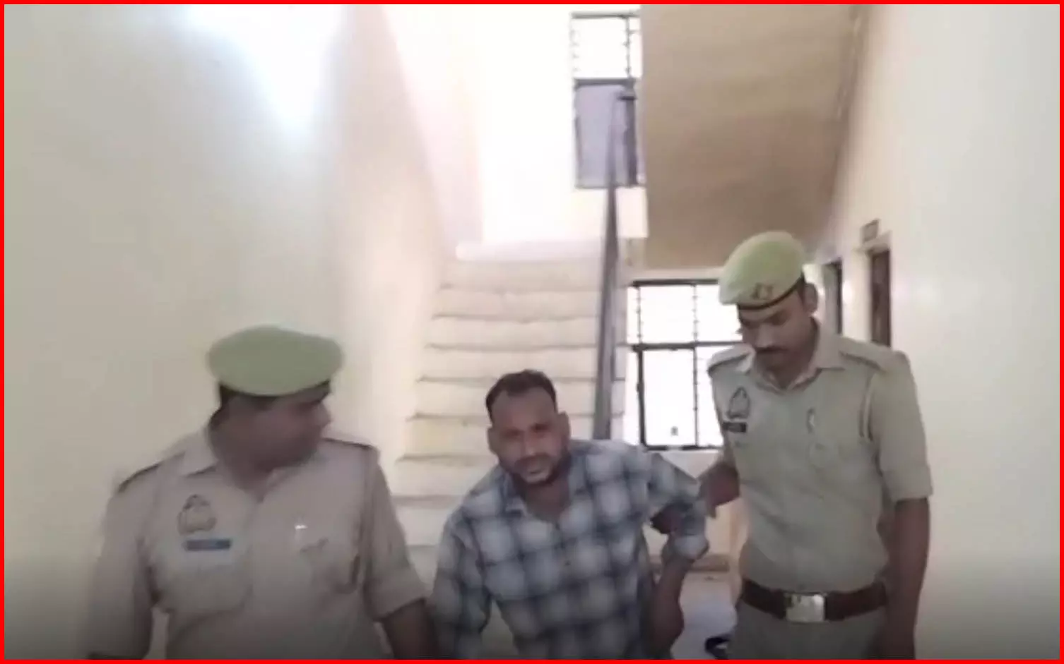 पुलिस की गिरफ्त में देश विरोधी पोस्ट करने वाला, निकल गई सारी हेकड़ी पुलिस की गिरफ्त में देश विरोधी पोस्ट करने वाला, निकल गई सारी हेकड़ी