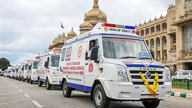 अब से सरकार द्वारा 108 एम्बुलेंस सेवा प्रदान की जाएगी: मंत्री दिनेश गुंडू राव अब से सरकार द्वारा 108 एम्बुलेंस सेवा प्रदान की जाएगी: मंत्री दिनेश गुंडू राव
