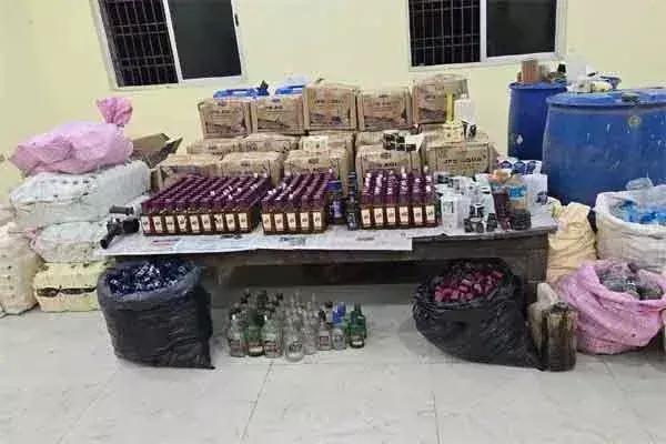 Latehar: अवैध मिनी शराब फैक्ट्री का भंडाफोड़, एक गिरफ्तार Latehar: अवैध मिनी शराब फैक्ट्री का भंडाफोड़, एक गिरफ्तार