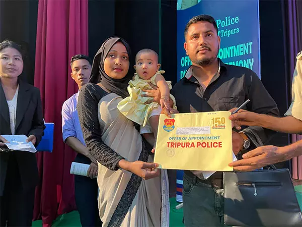 CM माणिक साहा ने 979 पुलिस कांस्टेबलों को सौंपा नियुक्ति पत्र CM माणिक साहा ने 979 पुलिस कांस्टेबलों को सौंपा नियुक्ति पत्र