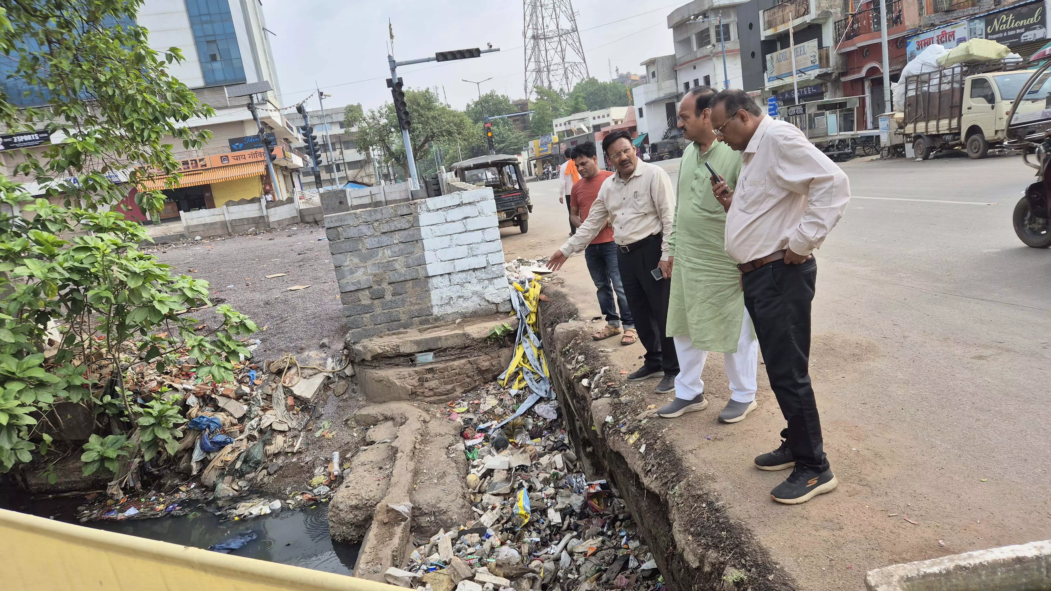 रायपुर : जोन 2 क्षेत्र के नालों की हुई सफाई रायपुर : जोन 2 क्षेत्र के नालों की हुई सफाई