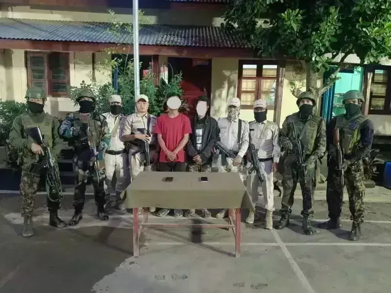 Manipur:15 उग्रवादी गिरफ्तार, हथियार और विस्फोटक जब्त Manipur:15 उग्रवादी गिरफ्तार, हथियार और विस्फोटक जब्त