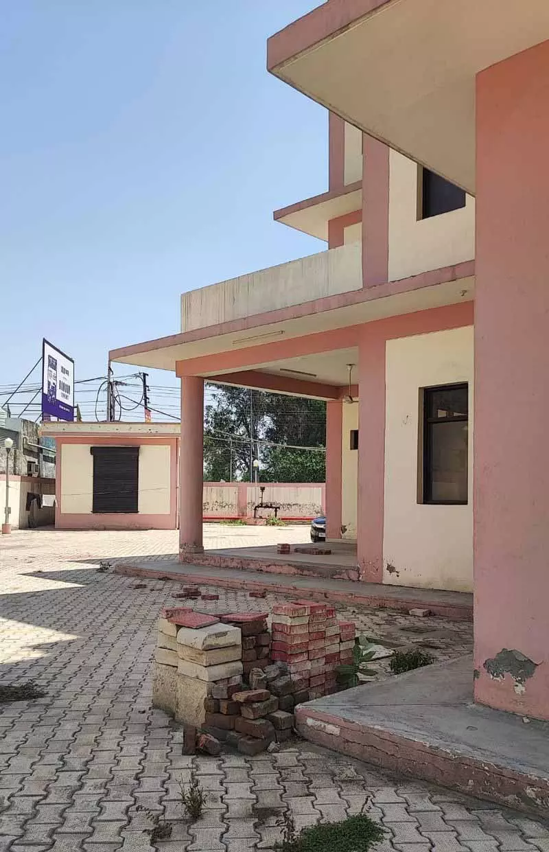 डॉक्टरों की कमी और खराब सुविधाओं के कारण दोराहा CHC में सेवाएं प्रभावित डॉक्टरों की कमी और खराब सुविधाओं के कारण दोराहा CHC में सेवाएं प्रभावित