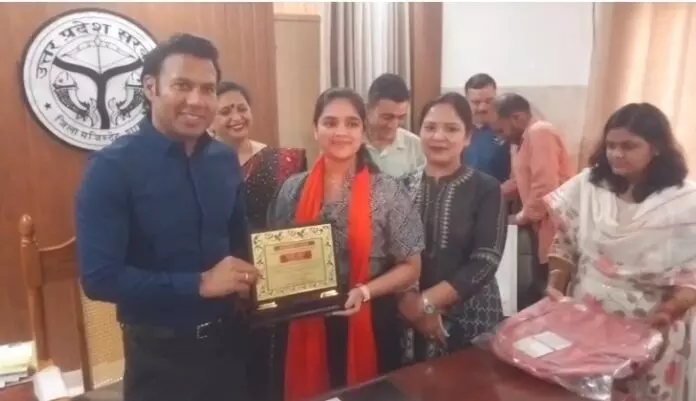 Shamli: सीबीएसई टॉपर सावी जैन को मिला डीएम से सम्मान Shamli: सीबीएसई टॉपर सावी जैन को मिला डीएम से सम्मान