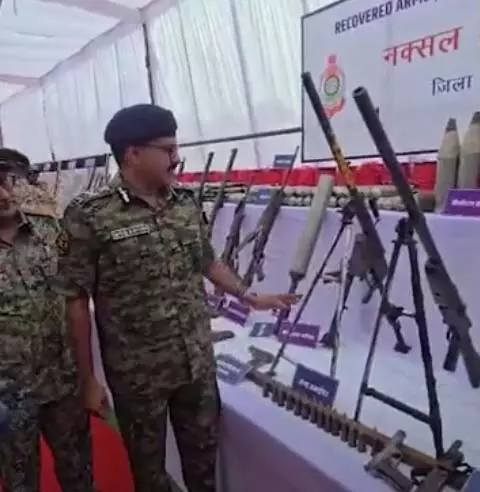 कर्रेगुट्टा पहाड़ में घातक हथियार बनाते थे नक्सली, DGP और ADG ने किया खुलासा कर्रेगुट्टा पहाड़ में घातक हथियार बनाते थे नक्सली, DGP और ADG ने किया खुलासा