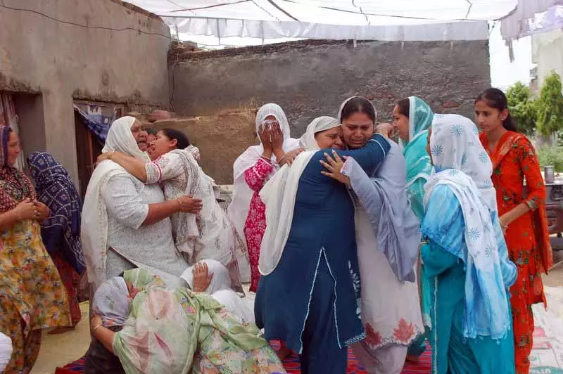 Amritsar में जहरीली शराब की त्रासदी ने 2020 की भयावहता की याद दिला दी Amritsar में जहरीली शराब की त्रासदी ने 2020 की भयावहता की याद दिला दी
