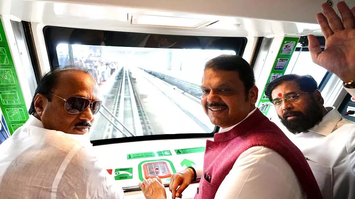 Mumbai : महाराष्ट्र के सीएम ने ट्रायल रन को हरी झंडी दिखाई Mumbai : महाराष्ट्र के सीएम ने ट्रायल रन को हरी झंडी दिखाई