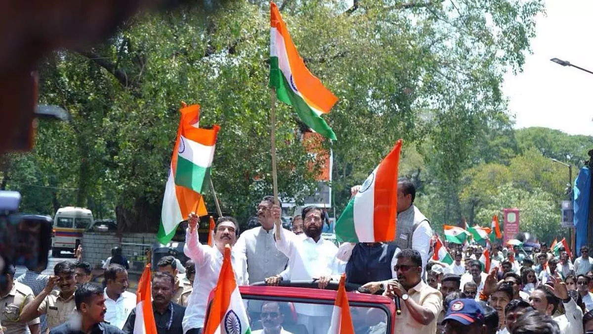 Maharashtra : उपमुख्यमंत्री ने सशस्त्र बलों के सम्मान में ठाणे में तिरंगा यात्रा का नेतृत्व किया Maharashtra : उपमुख्यमंत्री ने सशस्त्र बलों के सम्मान में ठाणे में तिरंगा यात्रा का नेतृत्व किया