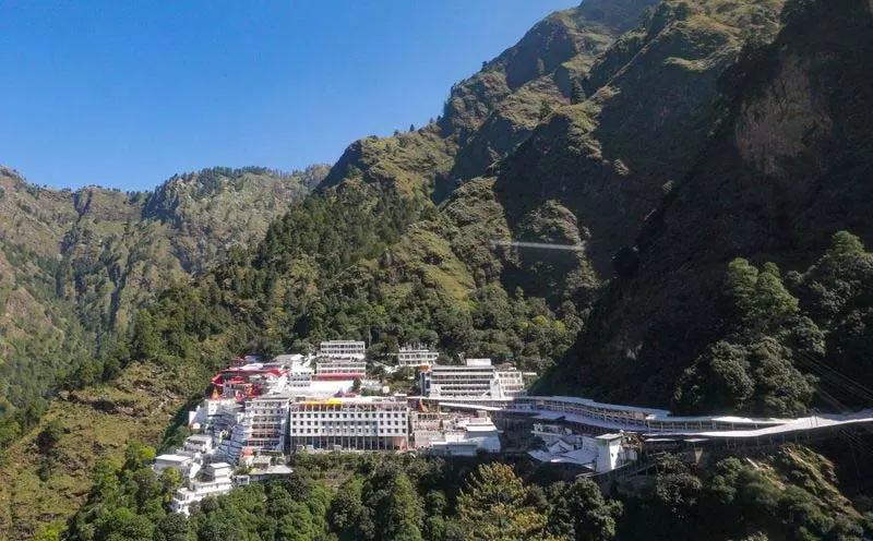 Jammu: माता वैष्णो देवी मंदिर में हेलीकॉप्टर सेवा 7 दिनों के बाद फिर से शुरू हुई Jammu: माता वैष्णो देवी मंदिर में हेलीकॉप्टर सेवा 7 दिनों के बाद फिर से शुरू हुई
