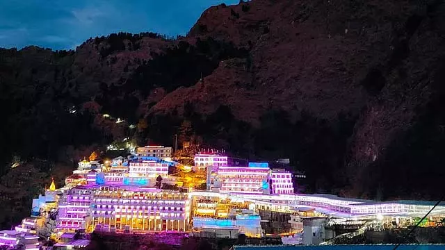 वैष्णो देवी मंदिर में सात दिन बाद हेलीकॉप्टर सेवा बहाल वैष्णो देवी मंदिर में सात दिन बाद हेलीकॉप्टर सेवा बहाल