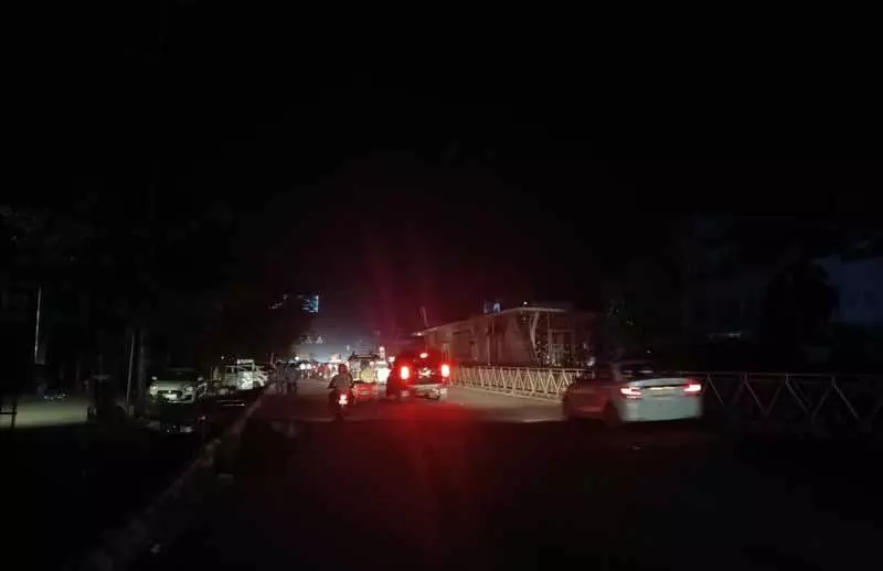 युद्ध विराम के एक दिन बाद Blackout से स्थानीय लोगों में संदेह बढ़ा युद्ध विराम के एक दिन बाद Blackout से स्थानीय लोगों में संदेह बढ़ा