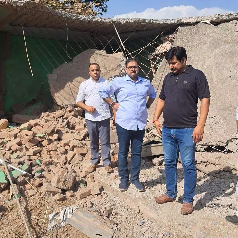 Jammu: सतीश शर्मा ने गोलाबारी प्रभावित गांवों का दौरा किया Jammu: सतीश शर्मा ने गोलाबारी प्रभावित गांवों का दौरा किया