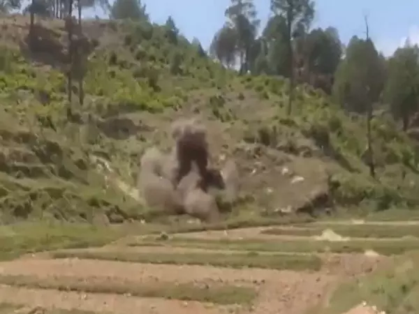 J&K: भारतीय सेना ने पाकिस्तानी गोलाबारी को निष्क्रिय कर राजौरी निवासियों की सुरक्षा की J&K: भारतीय सेना ने पाकिस्तानी गोलाबारी को निष्क्रिय कर राजौरी निवासियों की सुरक्षा की