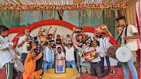 Varanasi के स्थानीय लोगों ने पाकिस्तान पर भारत की जीत का जश्न मनाया Varanasi के स्थानीय लोगों ने पाकिस्तान पर भारत की जीत का जश्न मनाया