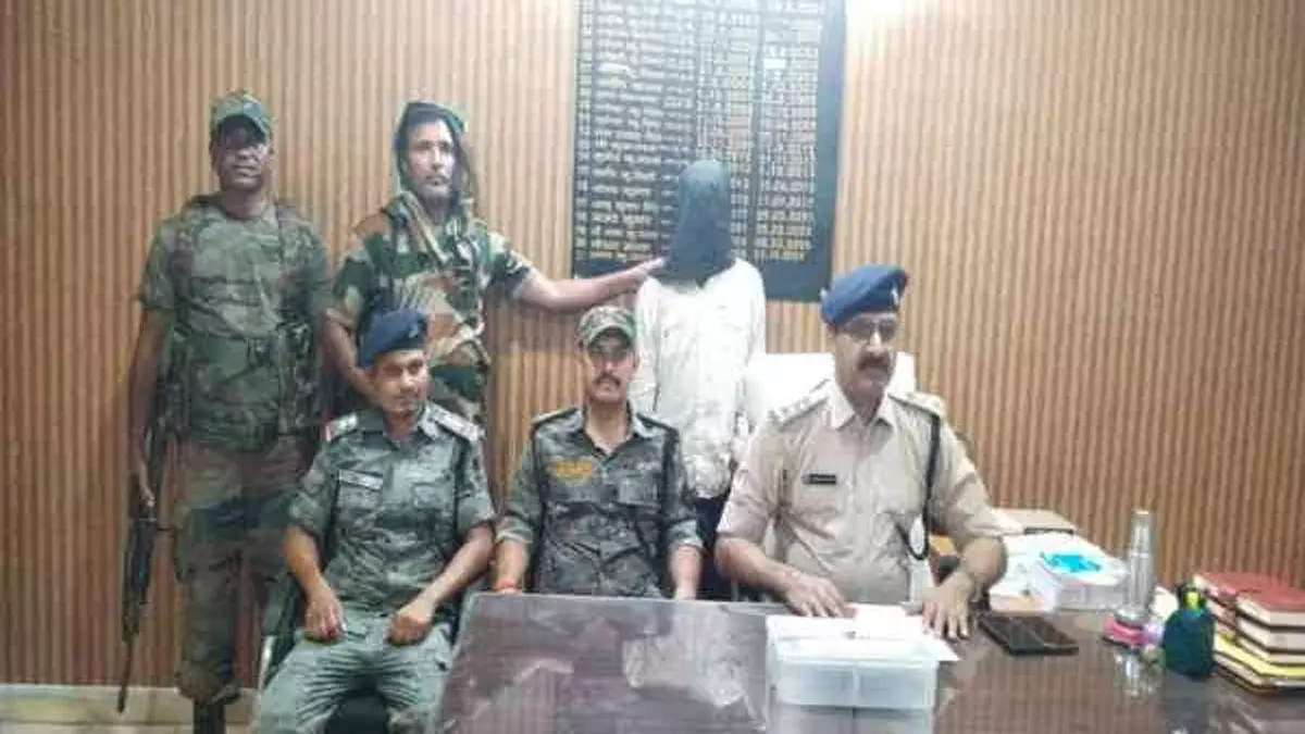 Palamu: देसी कट्टा के साथ युवक गिरफ्तार Palamu: देसी कट्टा के साथ युवक गिरफ्तार