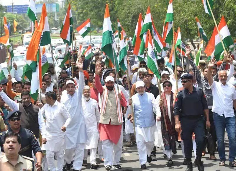 CM Nayab Saini की अगुवाई में निकाली गई तिरंगा यात्रा में बड़ी संख्या में लोग शामिल हुए CM Nayab Saini की अगुवाई में निकाली गई तिरंगा यात्रा में बड़ी संख्या में लोग शामिल हुए