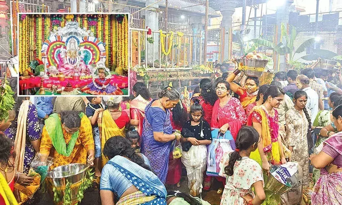 Andhra: आस्था, लोककथाएँ भव्य चरमोत्कर्ष को प्राप्त करने के लिए गंगम्मा जतारा के रूप में एकत्रित होती हैं Andhra: आस्था, लोककथाएँ भव्य चरमोत्कर्ष को प्राप्त करने के लिए गंगम्मा जतारा के रूप में एकत्रित होती हैं