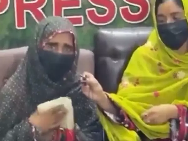 बलूचिस्तान में अपहरण के बीच बेटे की वापसी के लिए मां की अपील का वीडियो BYC ने किया साझा बलूचिस्तान में अपहरण के बीच बेटे की वापसी के लिए मां की अपील का वीडियो BYC ने किया साझा