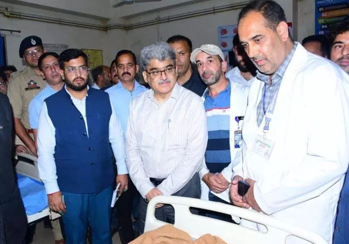 Jammu: मुख्य सचिव ने गोलाबारी प्रभावित सीमा क्षेत्र का दौरा किया, राहत उपायों की समीक्षा की Jammu: मुख्य सचिव ने गोलाबारी प्रभावित सीमा क्षेत्र का दौरा किया, राहत उपायों की समीक्षा की