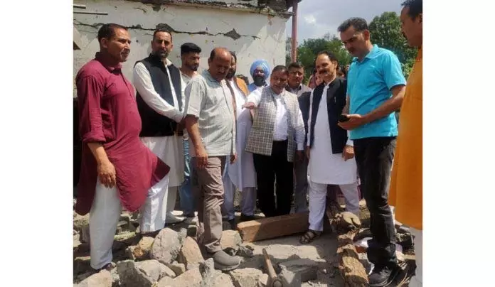 भाजपा के अन्य नेताओं ने Poonch में गोलाबारी प्रभावित इलाकों का दौरा किया भाजपा के अन्य नेताओं ने Poonch में गोलाबारी प्रभावित इलाकों का दौरा किया