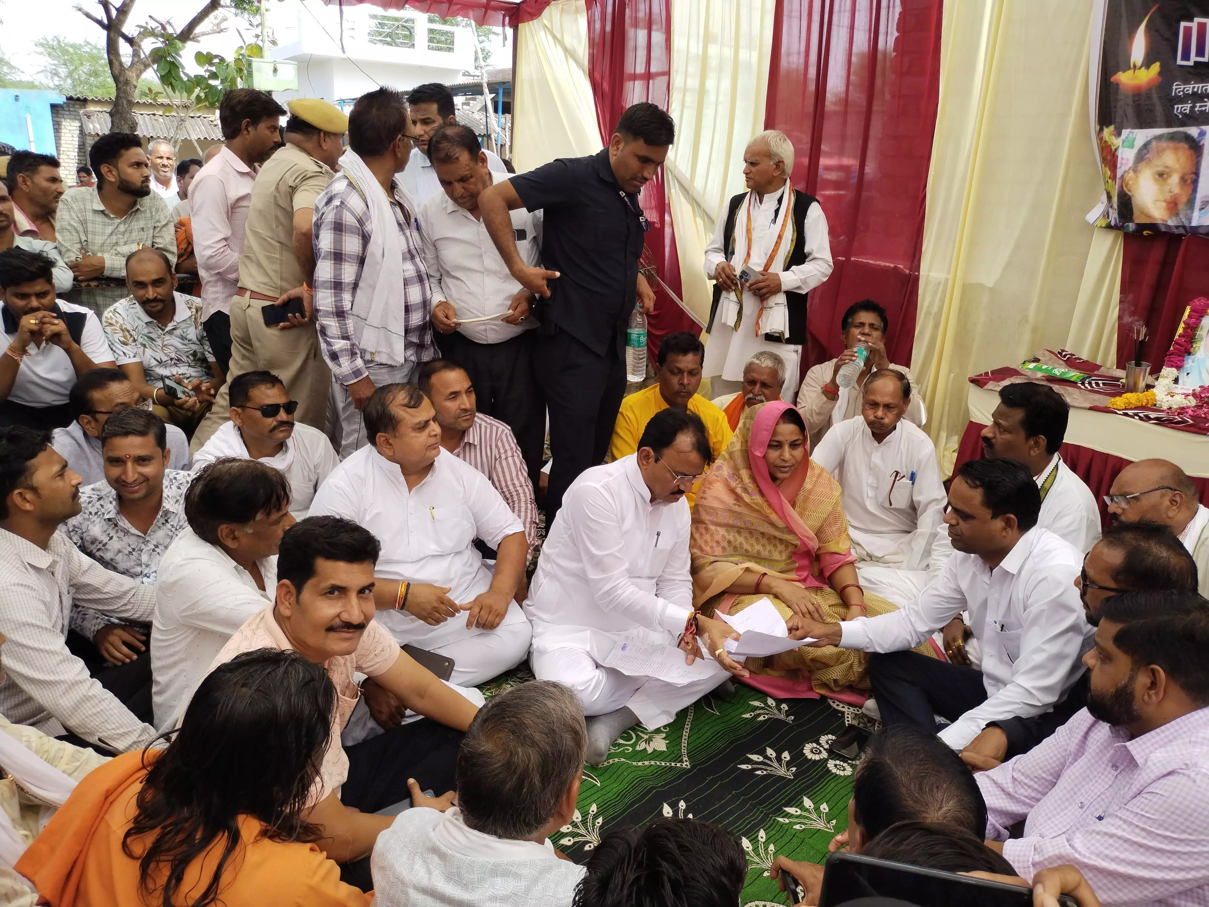 Jaipur: उप मुख्यमंत्री ने दुर्घटना पीड़ितों के परिजनों को बंधाया ढांढस Jaipur: उप मुख्यमंत्री ने दुर्घटना पीड़ितों के परिजनों को बंधाया ढांढस